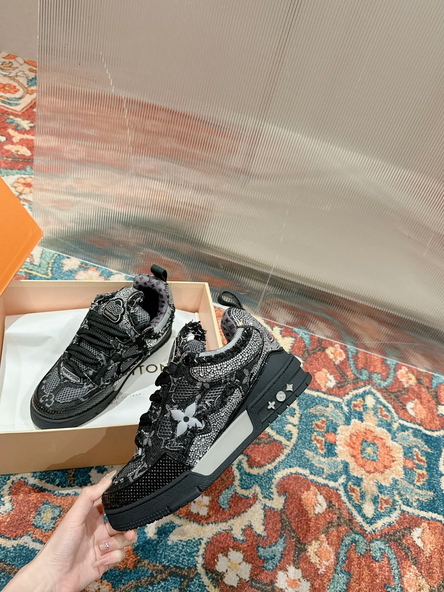 👟👟Ex-factory price 800👟👟 Louis Vuiton·Louis Vuitton🍀 🍀 LV Skate series bread shoes-skateboard shoes-basketball shoes-casual sports shoes top version🔝original purchase, development and production👍🏻[Fireworks] LV Skate has continued The View professional skateboard shoes since 2020. This style continues the fat version of the 90s. Designers added playful touches such as an open mesh tongue and exaggerated laces that pay homage to Axion, es and DC. Unlike your typical skate shoe, this LVSK8 sneaker is made from nubuck leather with TPU trim and Monogram texture. Finally, there are the logos on the heel and tongue as well as the floral pattern on the side. ☑️ Fabric: Original customized first-layer cowhide + breathable mesh ☑️ Lining: Original imported breathable mesh ☑️ Size: Female 35-40 Male 39-44 (Female 40, Male 45.46 customized, non-refundable)